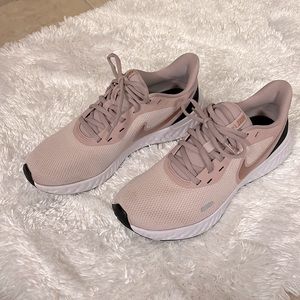 Nike revolution sneakers in light pink!